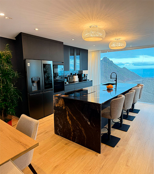 cocina negra parquet